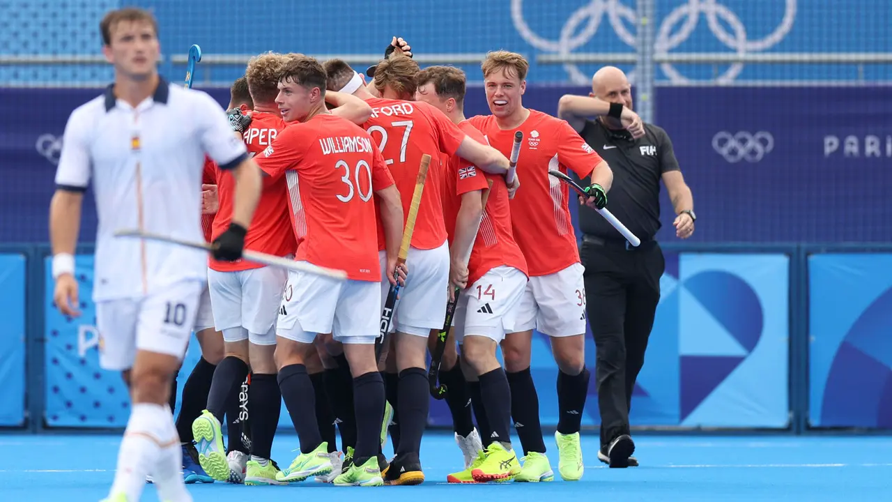 La selecci&oacute;n brit&aacute;nica celebra un tanto marcado a Espa&ntilde;a durante su partido de hockey de los Juegos Ol&iacute;mpicos de Par&iacute;s 2024 disputado este s&aacute;bado en el estadio Yves-du-Manoir. EFE/ Sashenka Guti&eacute;rrez