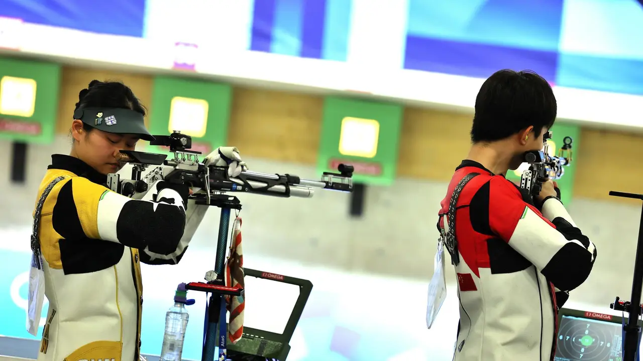 Los chinos Yuting Huang y Lihao Sheng ganaron la primera medalla de oro de los Juegos Ol&iacute;mpicos de Par&iacute;s 2024 en la final de la competici&oacute;n de rifle de aire 10 metros por equipos mixtos este s&aacute;bado. EFE/EPA/VASSIL DONEV