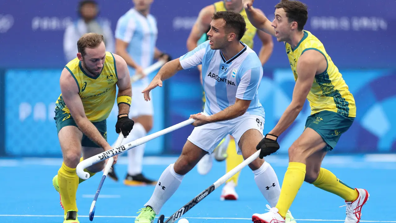 El jugador argentino Tom&aacute;s Domene (c) entre dos jugadores australianos durante su partido de hockey de los Juegos Ol&iacute;mpicos de Par&iacute;s 2024 disputado este s&aacute;bado. EFE/ Sashenka Guti&eacute;rrez