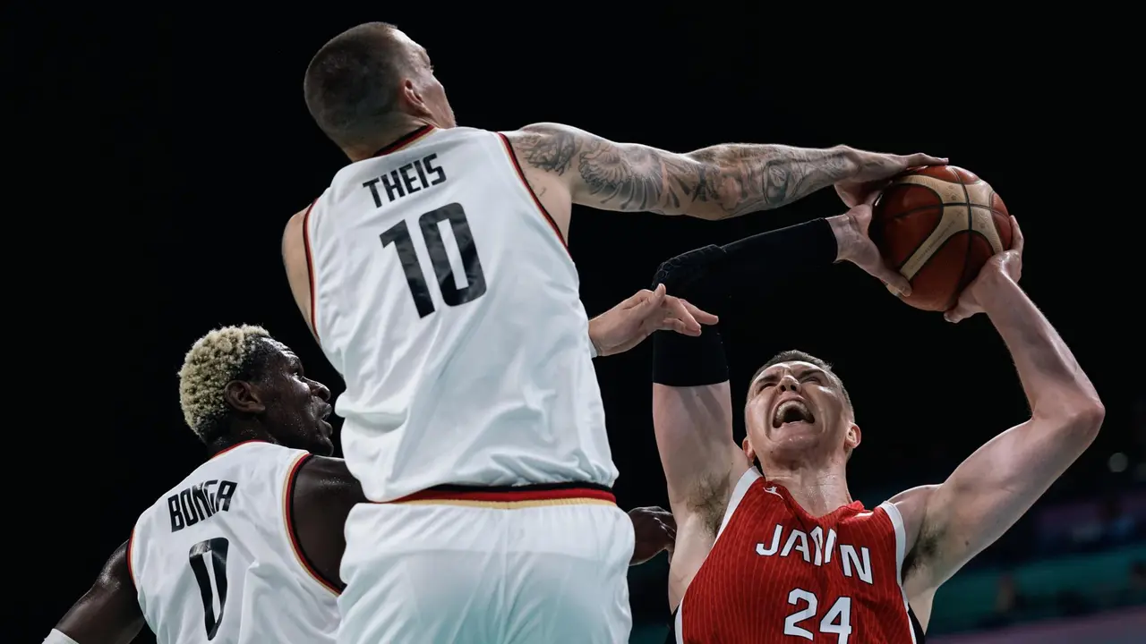 El jugador japon&eacute;s Josh Hawkinson (d) en acci&oacute;n abte los alemanes Isaac Bonga (I) y Daniel Theis en el Pierre Mauroy Stadium en Villeneuve-d'Ascq, Francia. EFE/EPA/ALEX PLAVEVSKI