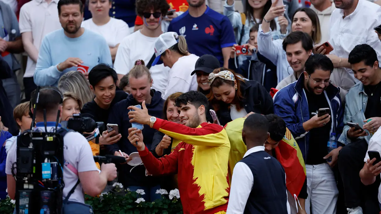 El tenista espa&ntilde;ol Carlos Alcaraz firma aut&oacute;grafos tras vencer por 6-3 y 6-1, en una hora y siete minutos, al liban&eacute;s Hady Habib, al finalizar su partido de la primera ronda individual masculino de tenis de los Juegos Ol&iacute;mpicos de Par&iacute;s 2024 este s&aacute;bado en Par&iacute;s. EFE/ Juanjo Mart&iacute;n