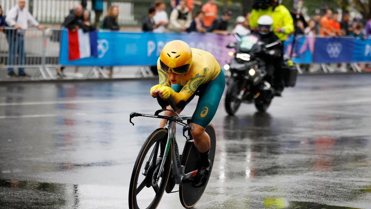 La australiana Grace Brown pasa por el Pont Alexandre III en Par&iacute;s, Francia, durante la crontrarreloj femenina. EFE/EPA/YOAN VALAT