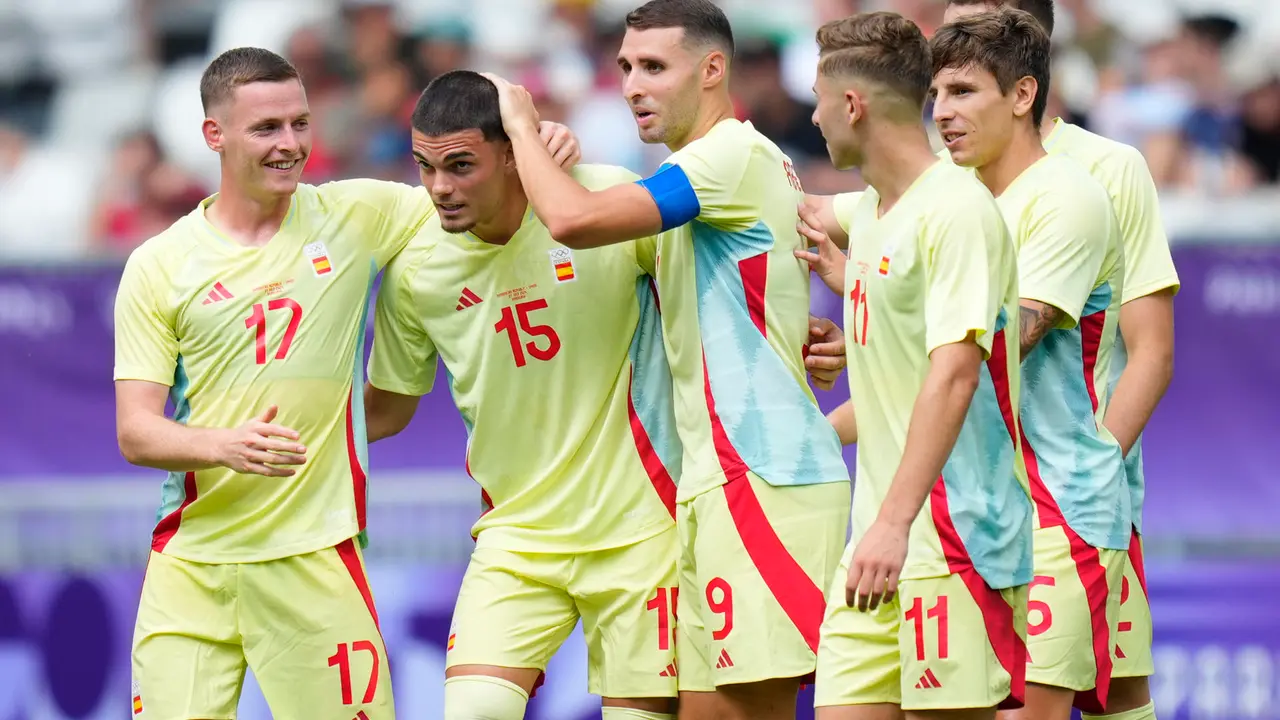 El defensa espa&ntilde;ol Miguel Guti&eacute;rrez (2i) celebra tras anotar el 1-3 ante R.Dominicana durante el partido del Grupo C de f&uacute;tbol masculino de los Juegos Ol&iacute;mpicos de Par&iacute;s 2024 disputado este s&aacute;bado en el Estadio de Burdeos. EFE/ M. Reino