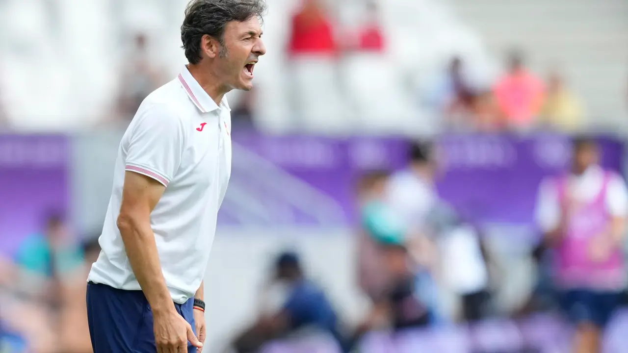 El entrenador espa&ntilde;ol, Santi Denia, durante el partido del Grupo C de f&uacute;tbol masculino de los Juegos Ol&iacute;mpicos de Par&iacute;s 2024 disputad en el Estadio de Burdeos. EFE/ M. Reino