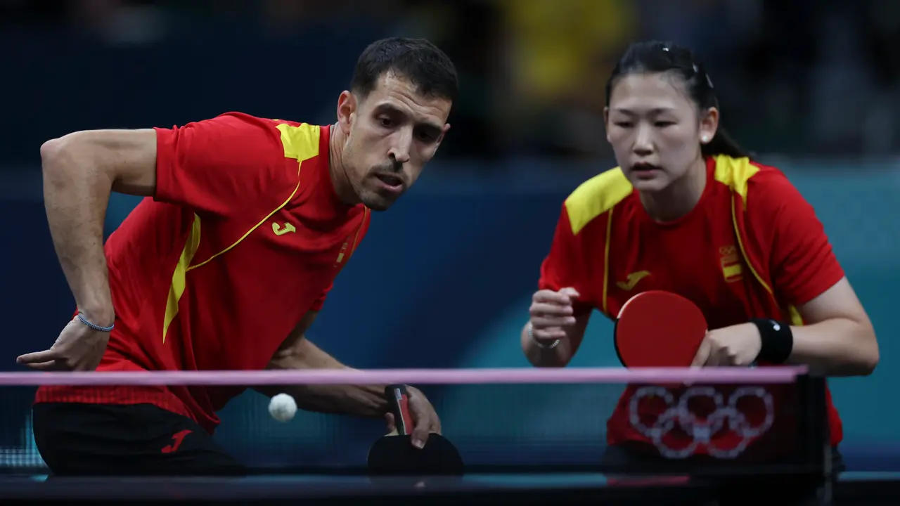 La pareja espa&ntilde;ola, Mar&iacute;a Xiao (d) y &Aacute;lvaro Robles, durante su enfrentamiento ante la pareja brasile&ntilde;a compuesta por Vitor Ishiy y Bruna Takahashi, durante el partido de Octavos de Final de Dobles Mixto de Tenis de Mesa, en los Juegos Ol&iacute;mpicos de Par&iacute;s 2024 este s&aacute;bado, en la capital francesa. EFE/ Kiko Huesca