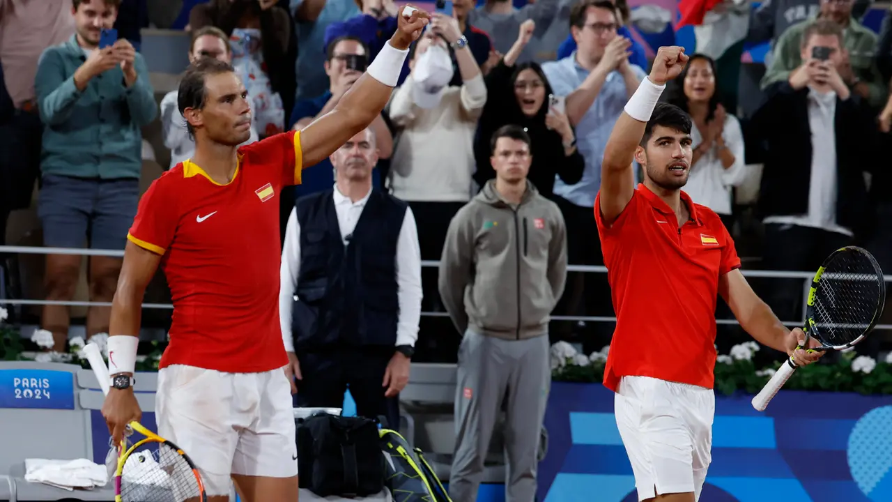Los tenistas espa&ntilde;oles Rafael Nadal (i) y Carlos Alcaraz celebran la victoria en el partido de dobles frente a los argentinos M&aacute;ximo Gonz&aacute;lez y Andr&eacute;s Molteni, correspondiente a la primera ronda de dobles masculino de tenis de los Juegos Ol&iacute;mpicos de Par&iacute;s 2024 en la pista Phillipe Chatrier de Par&iacute;s. EFE/ Juanjo Mart&iacute;n
