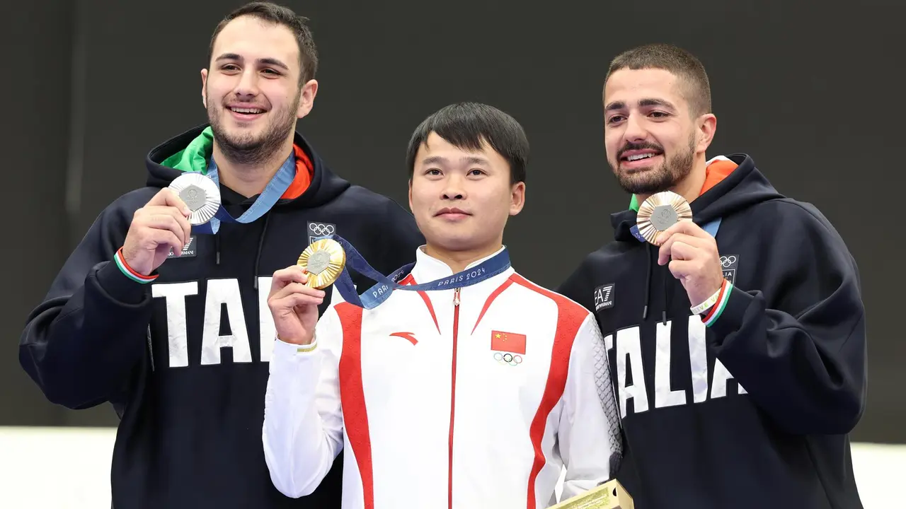 Podio de pistola de aire comprimido 10 metros: Yu Xie (oro), Nilo Maldini (plata) y Paolo Monna. EFE/EPA/VASSIL DONEV
