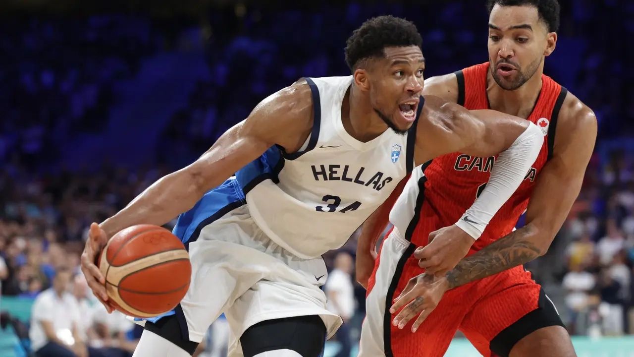 Giannis Antetokounmpo y Trey Lyles of Canada durante el partido Grecia-Canad&aacute; de esta domingo. EFE/EPA/ALEX PLAVEVSKI