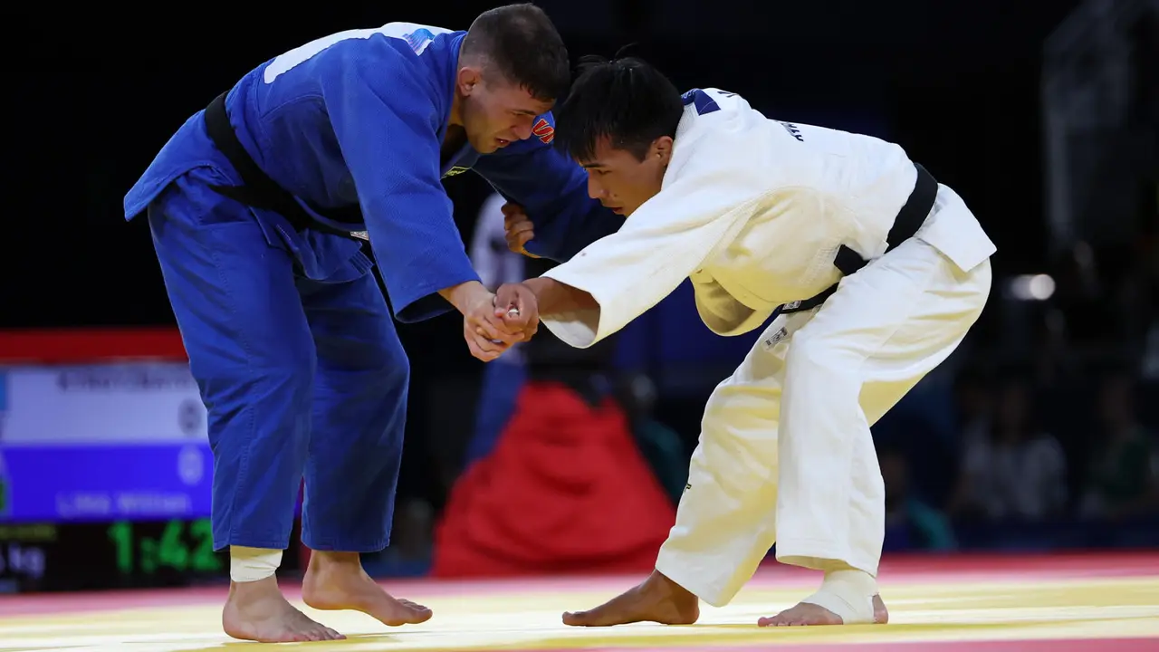 El judoka kazajo Gusman Kyrgyzbayev (blanco) compite ante el brasile&ntilde;o Willian Lima en un combate de semifinal del Cuadro B de Judo Masculino en la categor&iacute;a de -66 kilos de los Juegos Ol&iacute;mpicos de Par&iacute;s 2024 este domingo en Par&iacute;s. EFE/ Miguel Guti&eacute;rrez