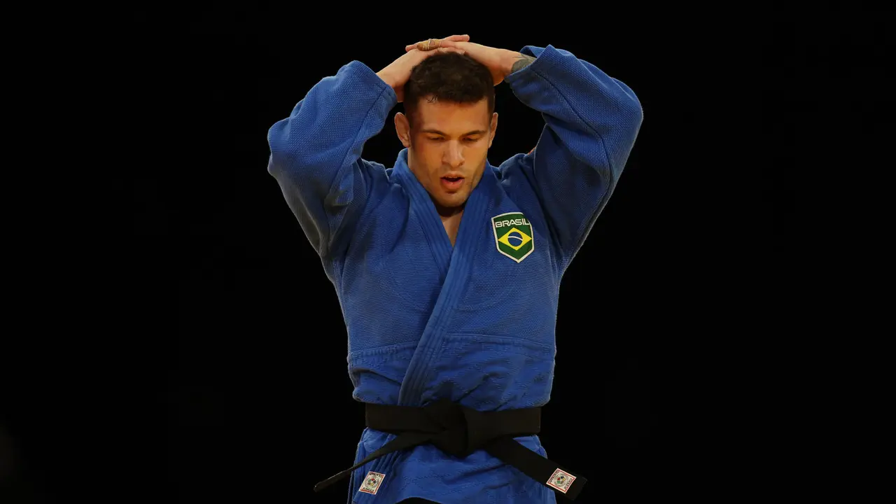 El judoka brasile&ntilde;o Willian Lima reacciona ante el japon&eacute;s Hifumi Abe en la final de Judo Masculino en la categor&iacute;a de -66 kilos de los Juegos Ol&iacute;mpicos de Par&iacute;s 2024 este domingo en Par&iacute;s. EFE/ Miguel Guti&eacute;rrez