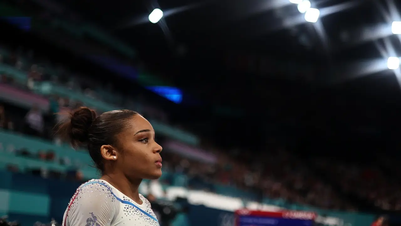 La francesa Melanie de Jesus dos Santos se lamenta en el Bercy Arena in Paris, Francia. EFE/EPA/ANNA SZILAGYI