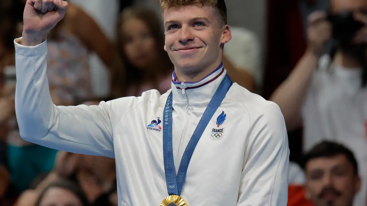 El franc&eacute;s Leon Marchand con la medalla de oro tras la final de 400m Estilos Individual Masculino, en La Defense Arena en Nanterre, Francia, con motivo de los Juegos Ol&iacute;mpicos Par&iacute;s 2024, este domingo. EFE/ Lavandeira Jrr