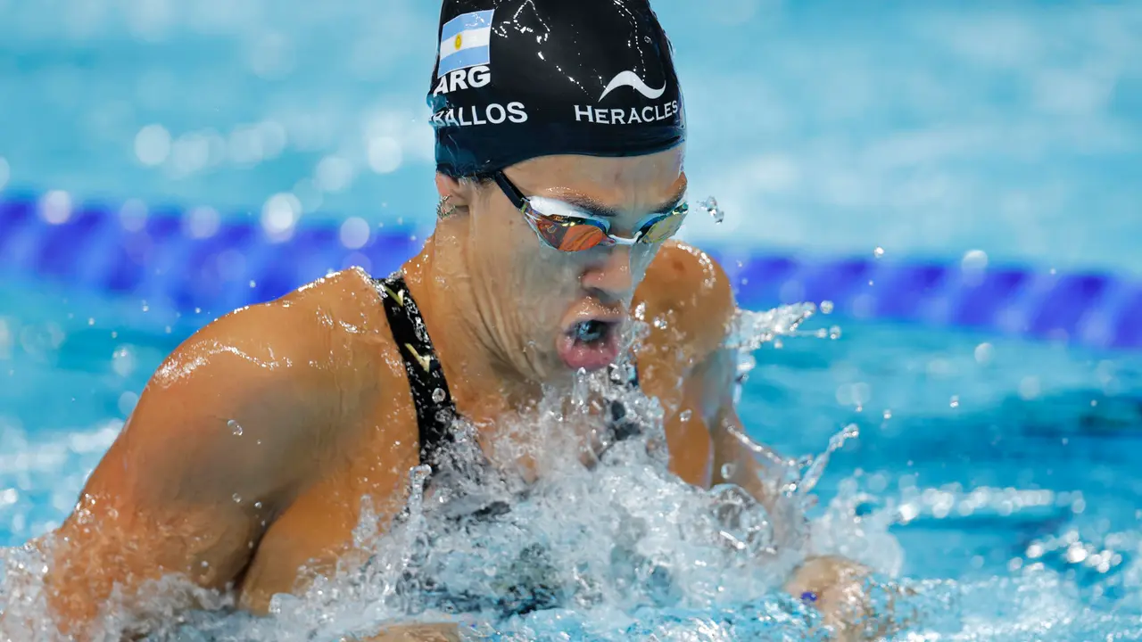 La nadadora argentina Macarena Ceballos compite en la semifinal de 100m Braza Femenino, en La Defense Arena en Nanterre, Francia, con motivo de los Juegos Ol&iacute;mpicos Par&iacute;s 2024, este domingo. EFE/ Lavandeira Jr