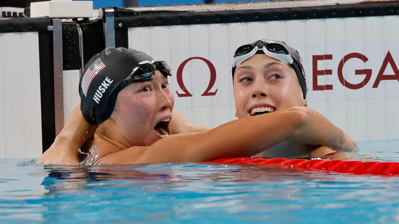 Las nadadoras estadounidenses, Torri Huske (i-oro) y Gretchen Walsh (d-plata) reaccionan tras la final de 100m Mariposa Femenino, en La Defense Arena en Nanterre, Francia, con motivo de los Juegos Ol&iacute;mpicos Par&iacute;s 2024, este domingo. EFE/ Lavandeira Jr