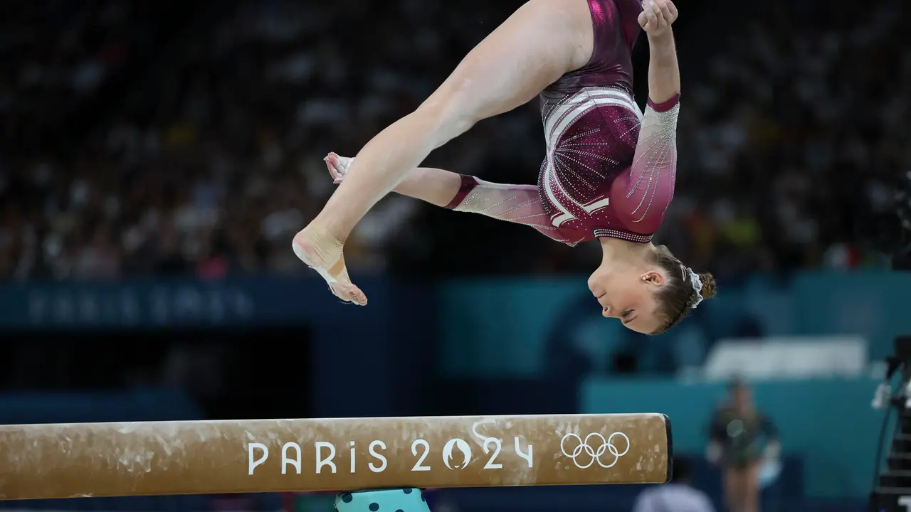 La gimnasta espa&ntilde;ola Laura Casabuena compite en la prueba de barra de equilibrio parte de la clasificaci&oacute;n de Gimnasia Art&iacute;stica femenina de los Juegos Ol&iacute;mpicos de Par&iacute;s 2024 este domingo, en el Bercy Arena de la capital francesa. EFE/ Miguel Guti&eacute;rrez