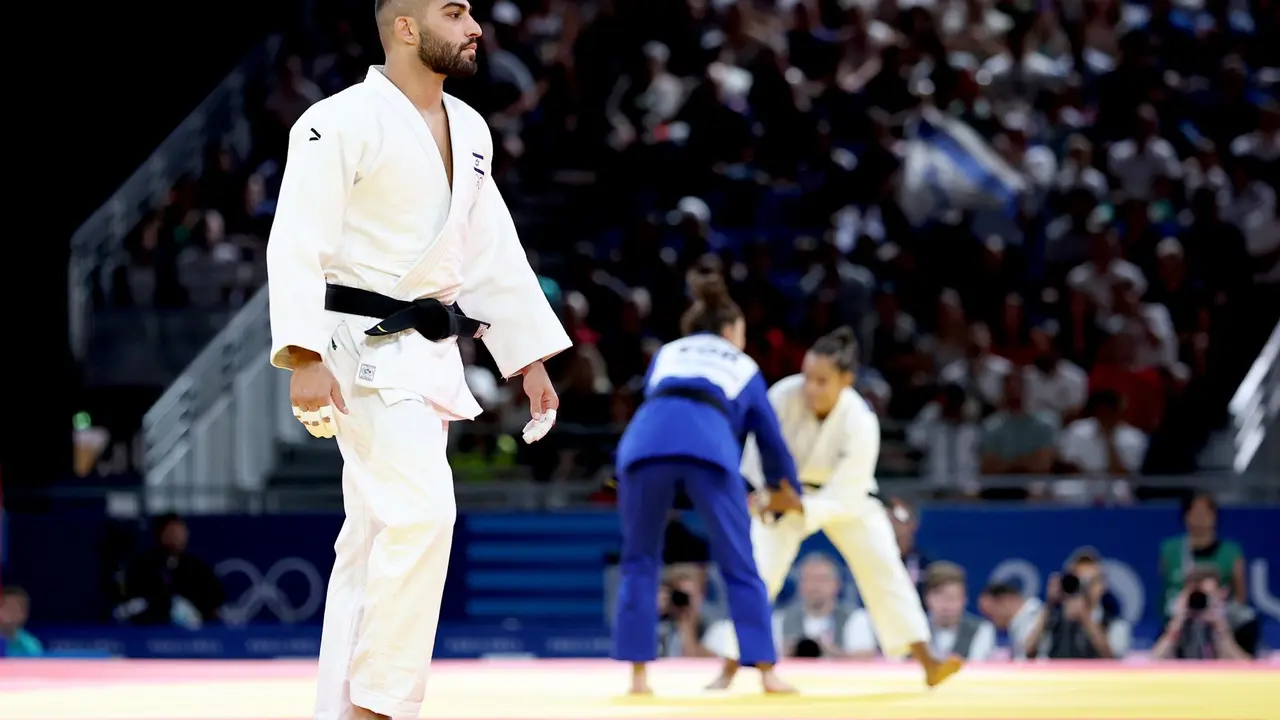 Tohar Butbul de Israel sale de la lona despu&eacute;s de que su oponente Messaoud Redouane Dris de Argelia no se haya presentado. Butbul fue declarado ganador por defecto en la ronda eliminatoria masculina de -73kg de los Juegos Ol&iacute;mpicos de Par&iacute;s 2024, en el estadio Champs-de-Mars de Par&iacute;s, Francia. EFE/EPA/DANIEL IRUNGU