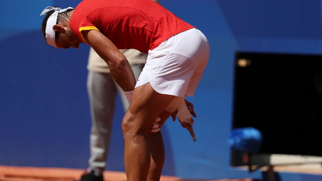 El tenista espa&ntilde;ol Rafa Nadal se toca el muslo tras una jugada ante el serbio Novak Djokovic durante el partido celebrado en el marco de los Juegos Ol&iacute;mpicos de Par&iacute;s, este lunes. EFE/ Juanjo Mart&iacute;n