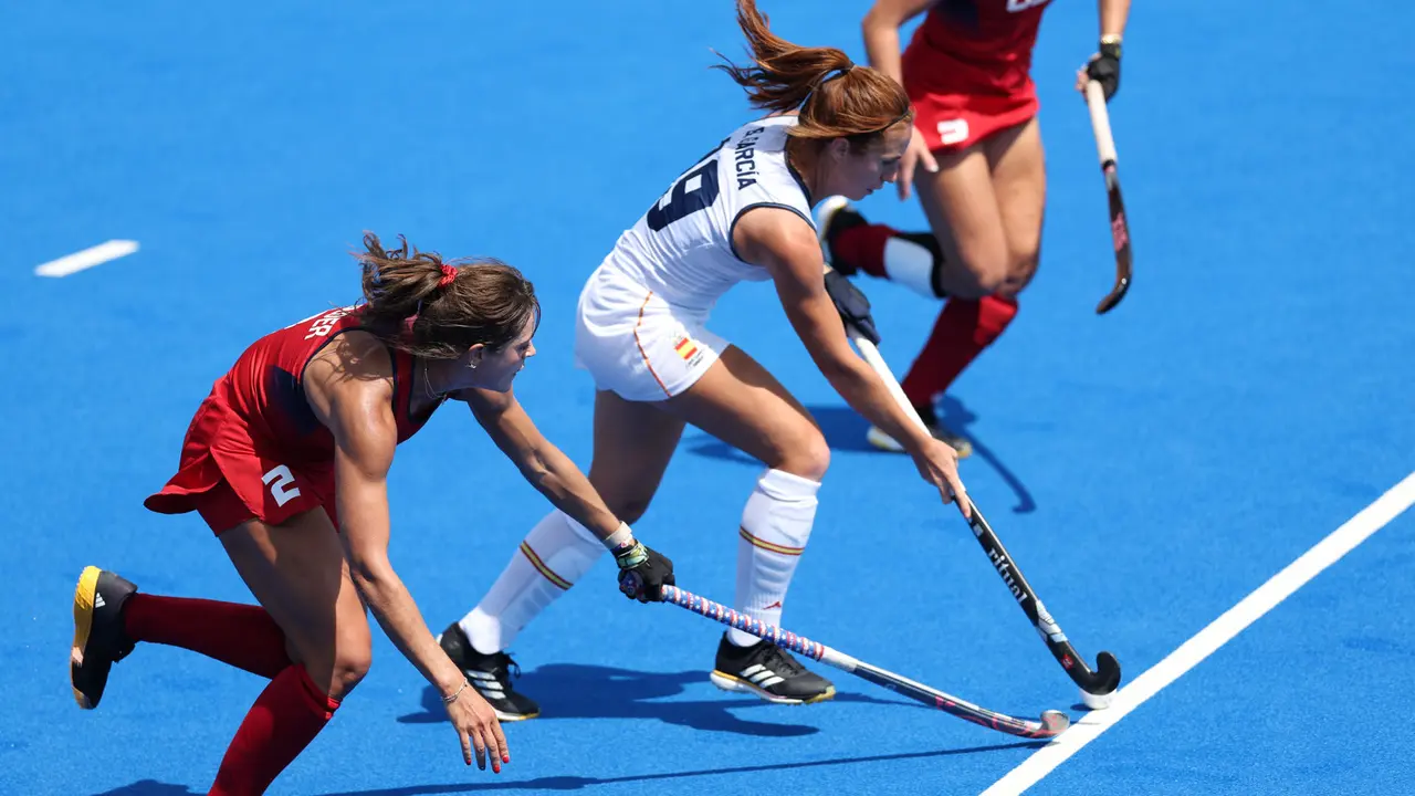 La espa&ntilde;ola Bego&ntilde;a Garc&iacute;a (c) lucha por la bola con la estadounidense Meredith Sholder (i) durante el partido de hockey hierba entre Espa&ntilde;a y Estados Unidos celebrado en el marco de los Juegos Ol&iacute;mpicos Par&iacute;s 2024, este lunes, en Par&iacute;s, Francia. EFE/ Sashenka Guti&eacute;rrez
