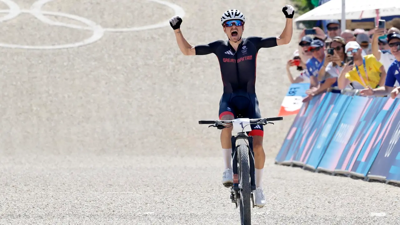El brit&aacute;nico Thomas Pidcock en el Elancourt Hill, Par&iacute;s, Francia. EFE/EPA/TOLGA AKMEN