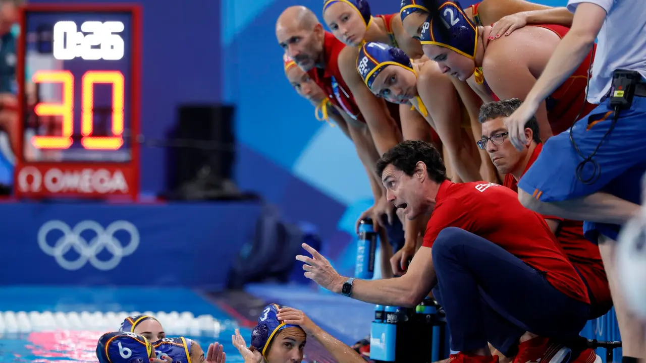 Miki Oca, seleccionador del equipo femenino espa&ntilde;ol de waterpolo, da indicaciones a sus jugadoras en el centro Acu&aacute;tico de Par&iacute;s, Francia. EFE/EPA/CAROLINE BREHMAN