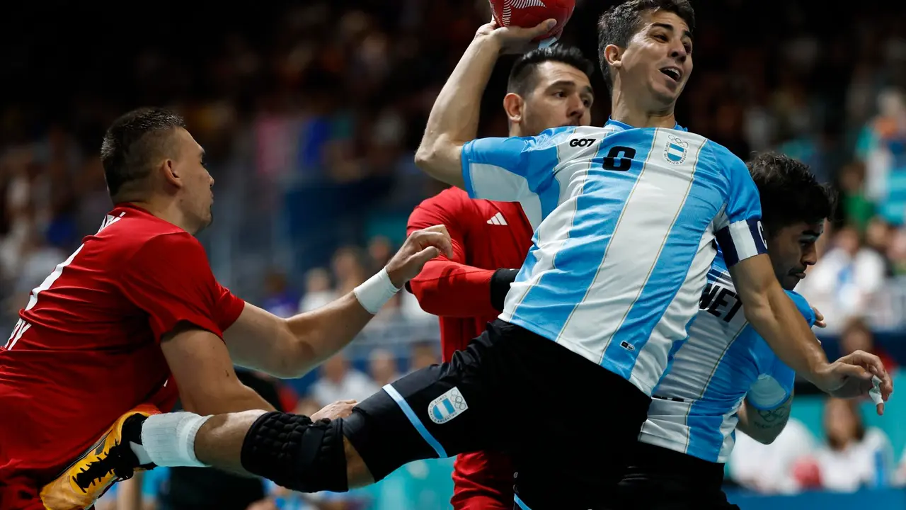 El argentino Diego Simonet (d) trata de lanzar ante la fuerte defensa h&uacute;ngara durante el partido del grupo B que han jugado Argentina y Hungr&iacute;a en el grupo B en el South Paris Arena en Par&iacute;s, Francia. EFE/EPA/RITCHIE B. TONGO