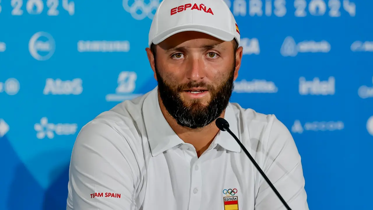 El golfista espa&ntilde;ol Jon Rahm durante la rueda de prensa de este martes en Le Golf National en Saint-Quentin-en-Yvelines, EFE/EPA/ERIK S. LESSER