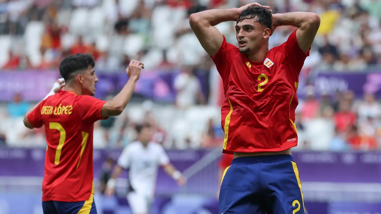 El futbolista espa&ntilde;ol Marc Pubill (d) se lamenta de una ocasi&oacute;n perdida ante Egipto durante su partido del Grupo C de f&uacute;tbol masculino de los Juegos Ol&iacute;mpicos de Par&iacute;s 2024. EFE/ Kiko Huesca