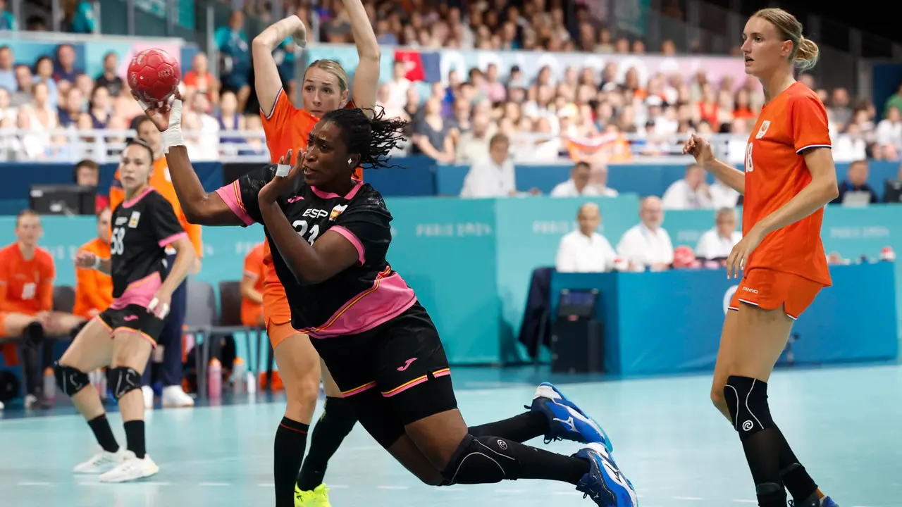 La jugadora de la selecci&oacute;n espa&ntilde;ola de balonmano Kaba Gassama (c) tira a puerta en presencia de Kelly Dulfer (d), de Pa&iacute;ses Bajos, durante el partido de balonmano entre Espa&ntilde;a y Pa&iacute;ses Bajos en los Juegos Ol&iacute;mpicos Par&iacute;s 2024, este martes, en Par&iacute;s, Francia. EFE/ Miguel To&ntilde;a