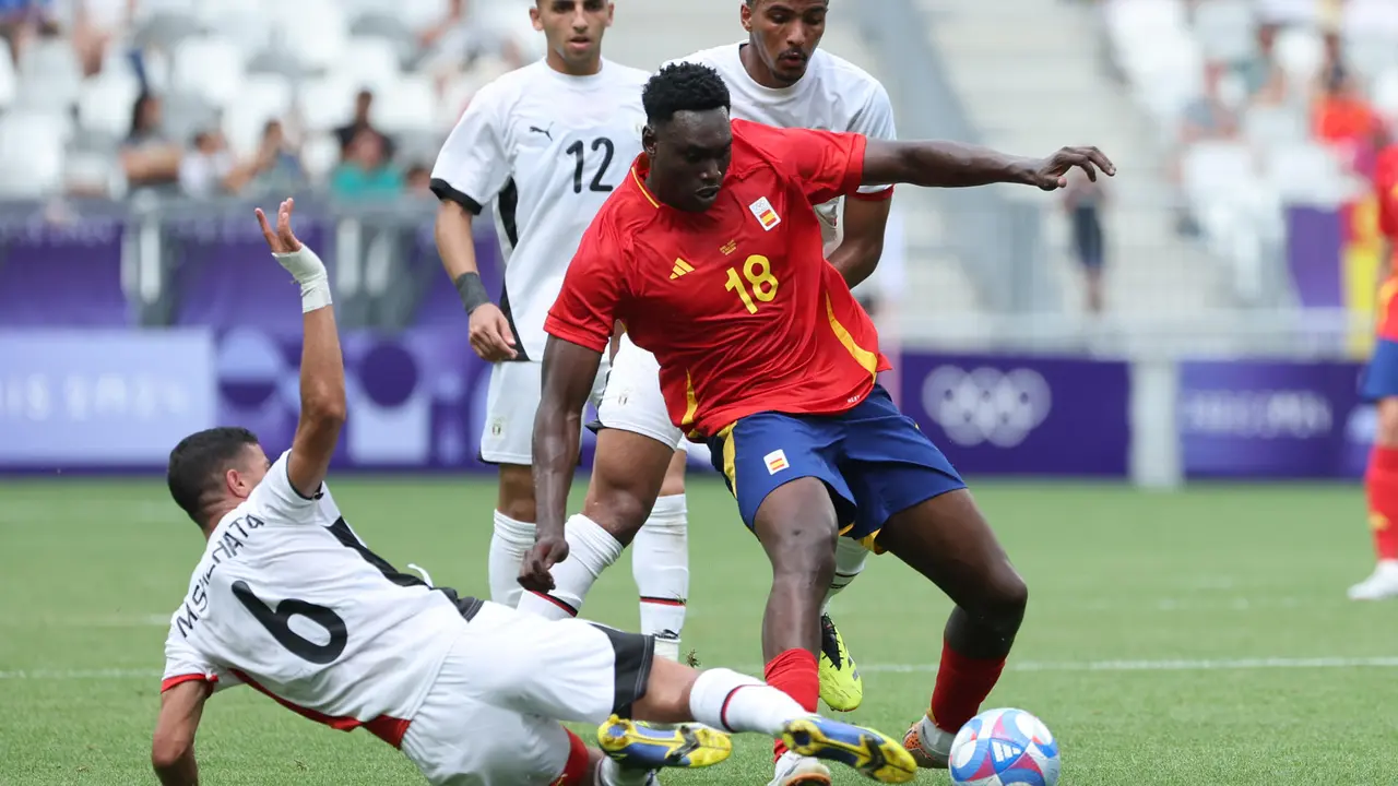El futbolista espa&ntilde;ol Samuel Omorodion (d) disputa el bal&oacute;n ante el jugador egipcio Mohamed Shehata durante el partido del Grupo C de f&uacute;tbol masculino de los Juegos Ol&iacute;mpicos de Par&iacute;s 2024, entre Espa&ntilde;a y Egipcio, en el Estadio de Burdeos (Francia) este martes. EFE/ Kiko Huesca