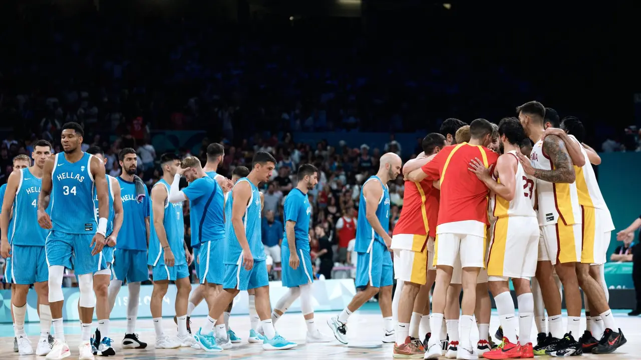 El equipo espa&ntilde;ol de baloncesto masculino hae pi&ntilde;a tras ganar a Grecia en e Pierre Mauroy Stadium en Villeneuve-d'Ascq, Francia. EFE/EPA/ALEX PLAVEVSKI