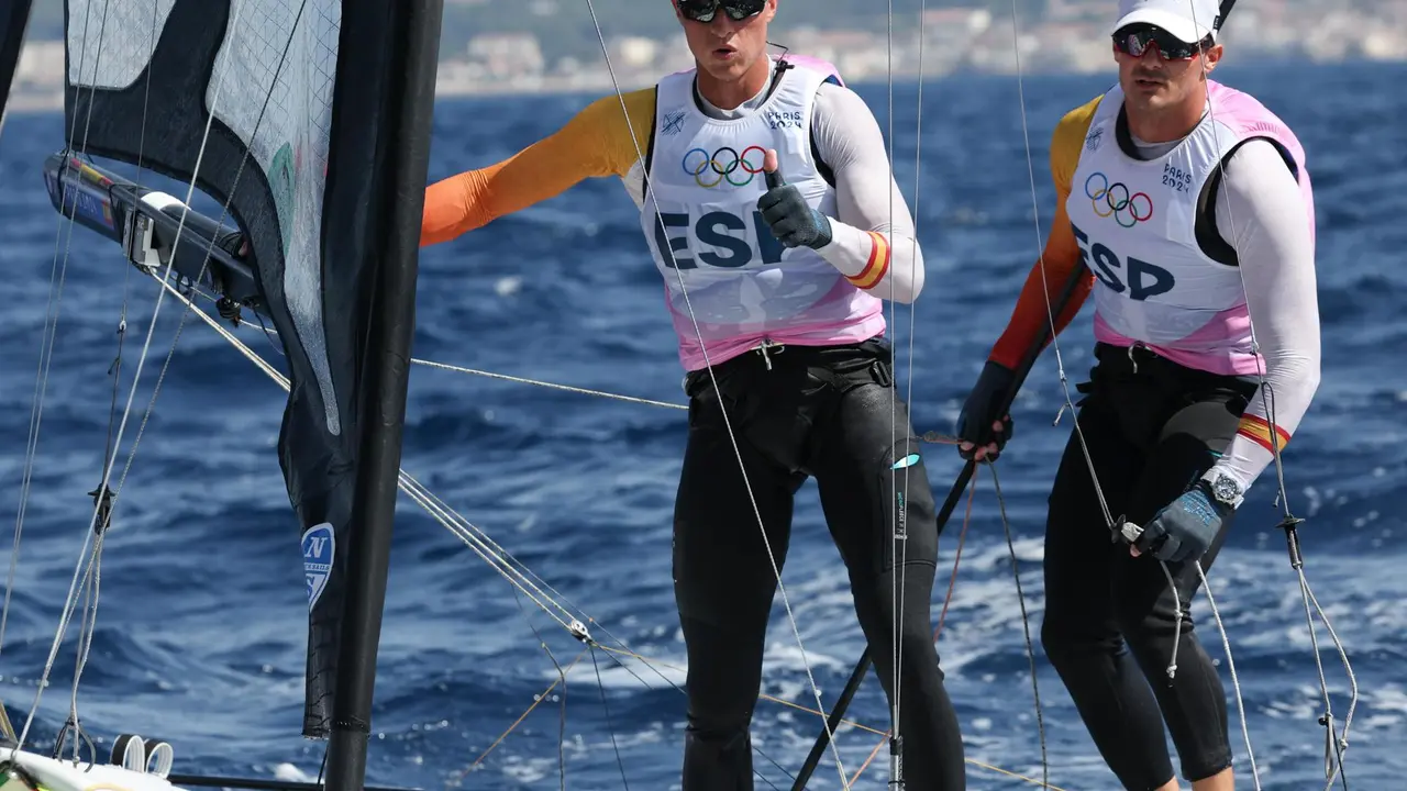 Diego Bot&iacute;n y Florian Trittel, componentes del 49er espa&ntilde;ol, en Marsella, Francia. EFE/EPA/OLIVIER HOSLET