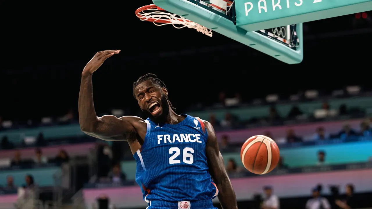 El franc&eacute;s Mathias Lessort durante el partido del grupo B que jugado Jap&oacute;n y Francia en Pierre Mauroy Stadium en Villeneuve-d'Ascq,Francia. EFE/EPA/ALEX PLAVEVSKI