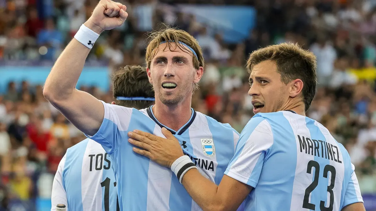 El argentino Lucas Martinez (d) celebra su gol con su compa&ntilde;ero Maico Casella Schuth (c) durante el partido del grupo B que han jugado Argentina y Nueva Zelanda en Colombes, Par&iacute;s, Francia. EFE/EPA/MARTIN DIVISEK