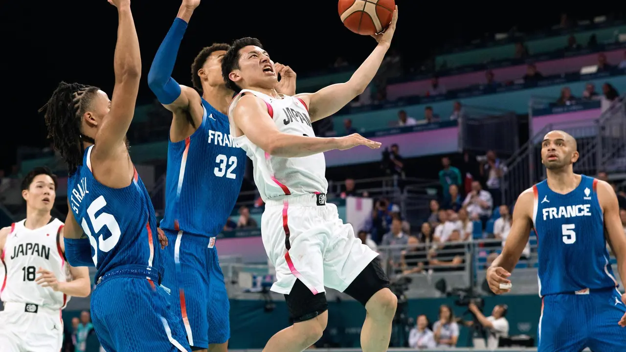 El japon&eacute;s Yuki Kawamura (2-d) en acci&oacute;n ante el franc&eacute;s Victor Wembanyama en el Pierre Mauroy Stadium en Villeneuve-d'Ascq, Francia. EFE/EPA/ALEX PLAVEVSKI
