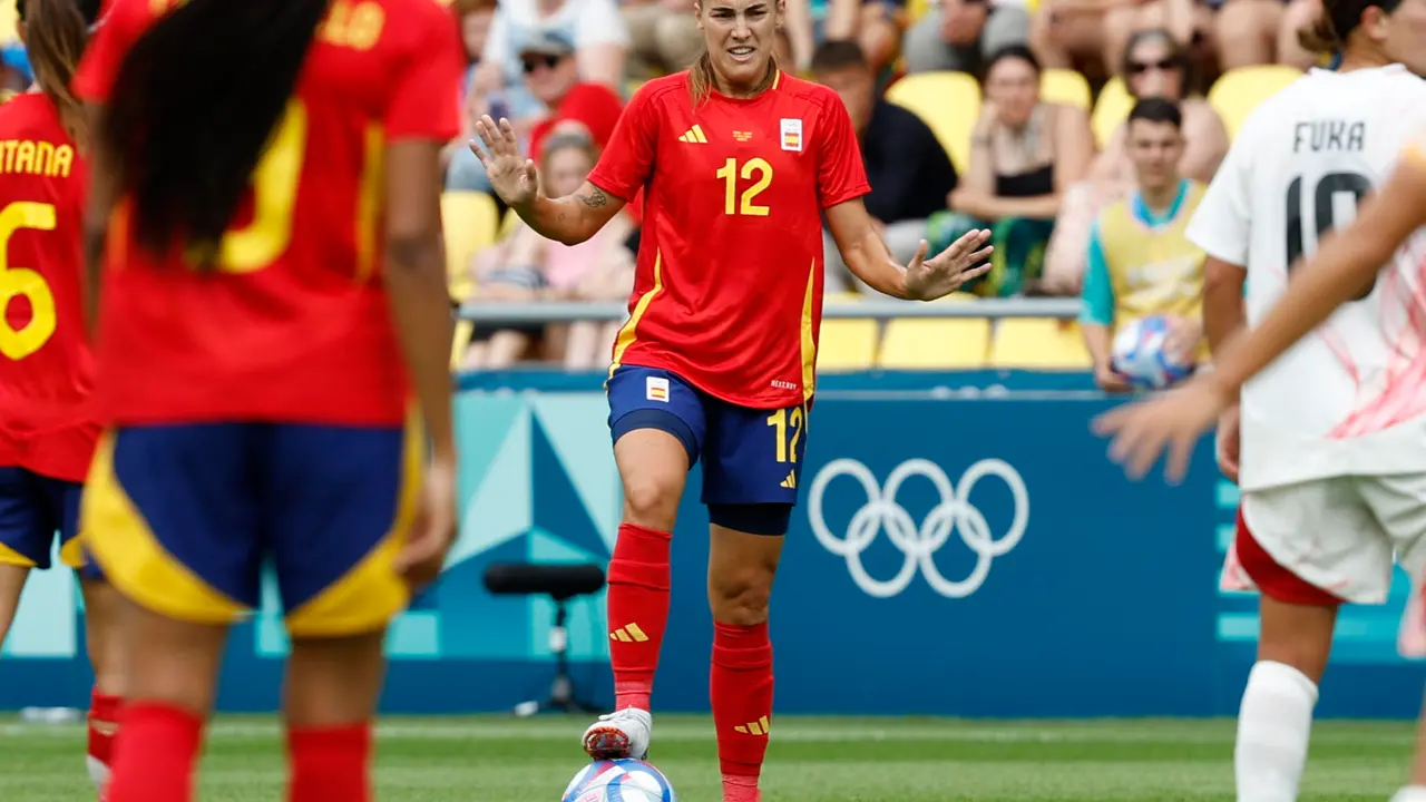 La centrocampista espa&ntilde;ola Patri Guijarro (c) en el Estadio de la Beaujoire de Nantes (Francia). EFE/ Miguel To&ntilde;a