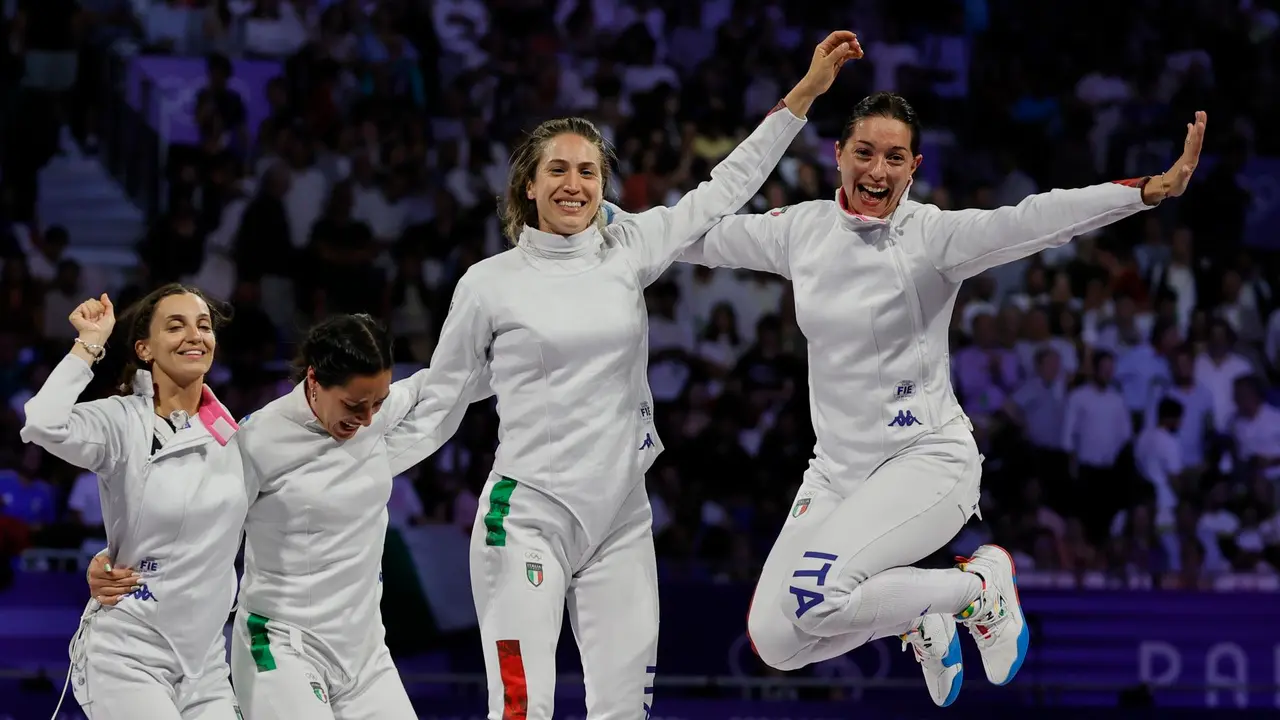 El equipo italiano femenino de espada en el Grand Palais en Paris, Francia, Italia. EFE/EPA/RONALD WITTEK