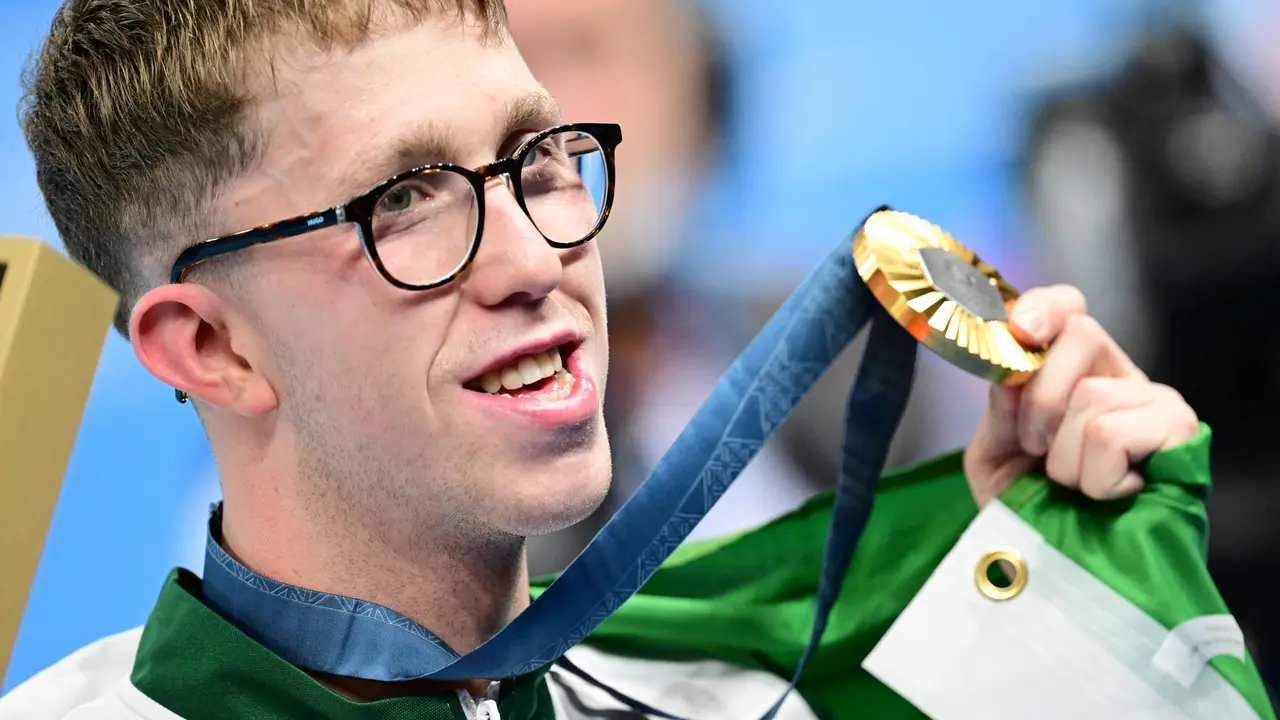Daniel Wiffen, primer nadador irland&eacute;s masculino en subir a los m&aacute;s alto de un podio ol&iacute;mpicos, tras ganar en la piscina de La Defense Arena in Paris, Francia. EFE/EPA/CHRISTIAN BRUNA