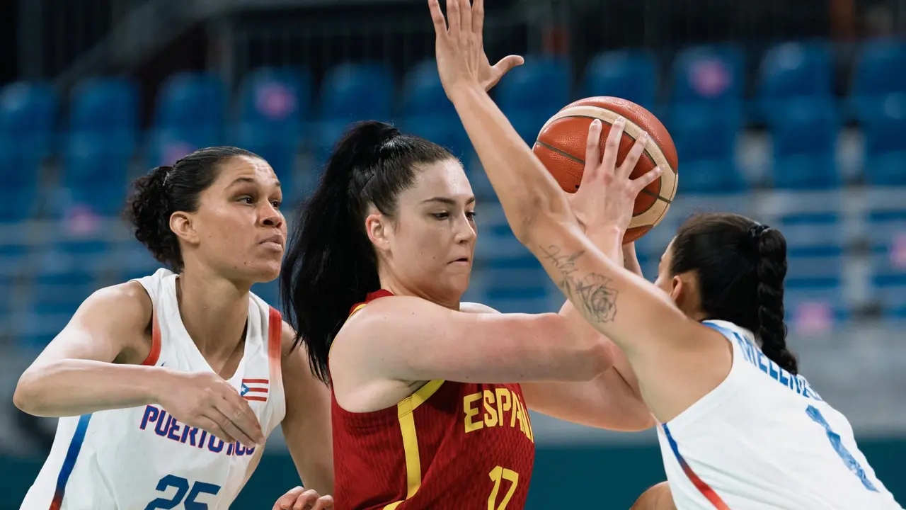 La espa&ntilde;ola Megan Gustafson (C) en acci&oacute;n contra Tayra Mel&eacute;ndez de Puerto Rico (d) en el partido entre Puerto Rico y Espa&ntilde;a en los Juegos Ol&iacute;mpicos de Par&iacute;s 2024. EFE/EPA/ALEX PLAVEVSKI