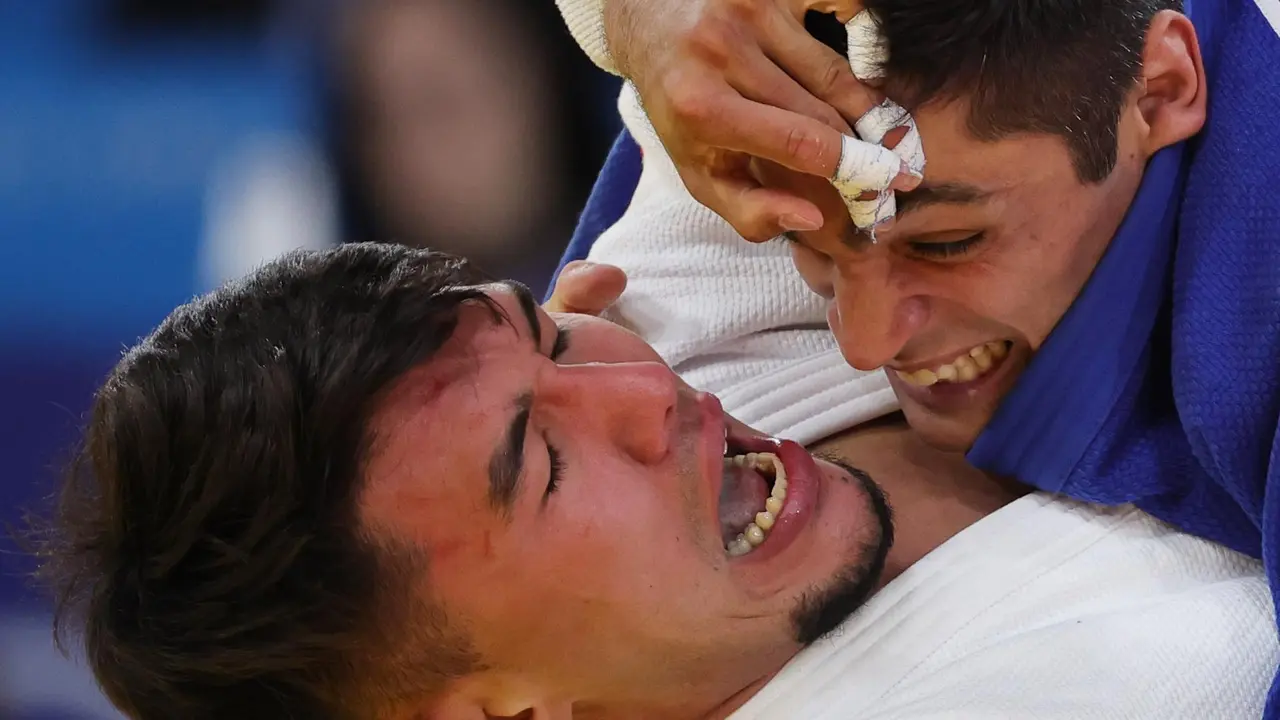 Tato' Mosakhlishvili (azul) durante su combate con Erland Sherov. EFE/EPA/TERESA SUAREZ