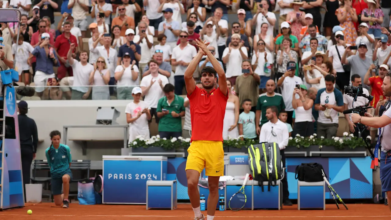 El tenista espa&ntilde;ol Carlos Alcaraz se despide del p&uacute;blico tras su victoria en el partido de tercera ronda del torneo individual masculino de tenis de los Juegos Ol&iacute;mpicos de Par&iacute;s 2024 disputado contra el ruso Roman Safiullin, en el complejo de tenis Roland Garros de Par&iacute;s. EFE/ Juanjo Mart&iacute;n