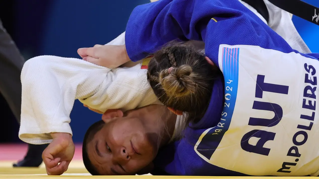 La austriaca Michaela Polleres (azul)) y la espa&ntilde;ola Ai Tsunoda Roustant (blanco) en acci&oacute;n durante la categor&iacute;a -70kg en los Campos de Marte de Par&iacute;s, Fancia. EFE/EPA/TERESA SUAREZ