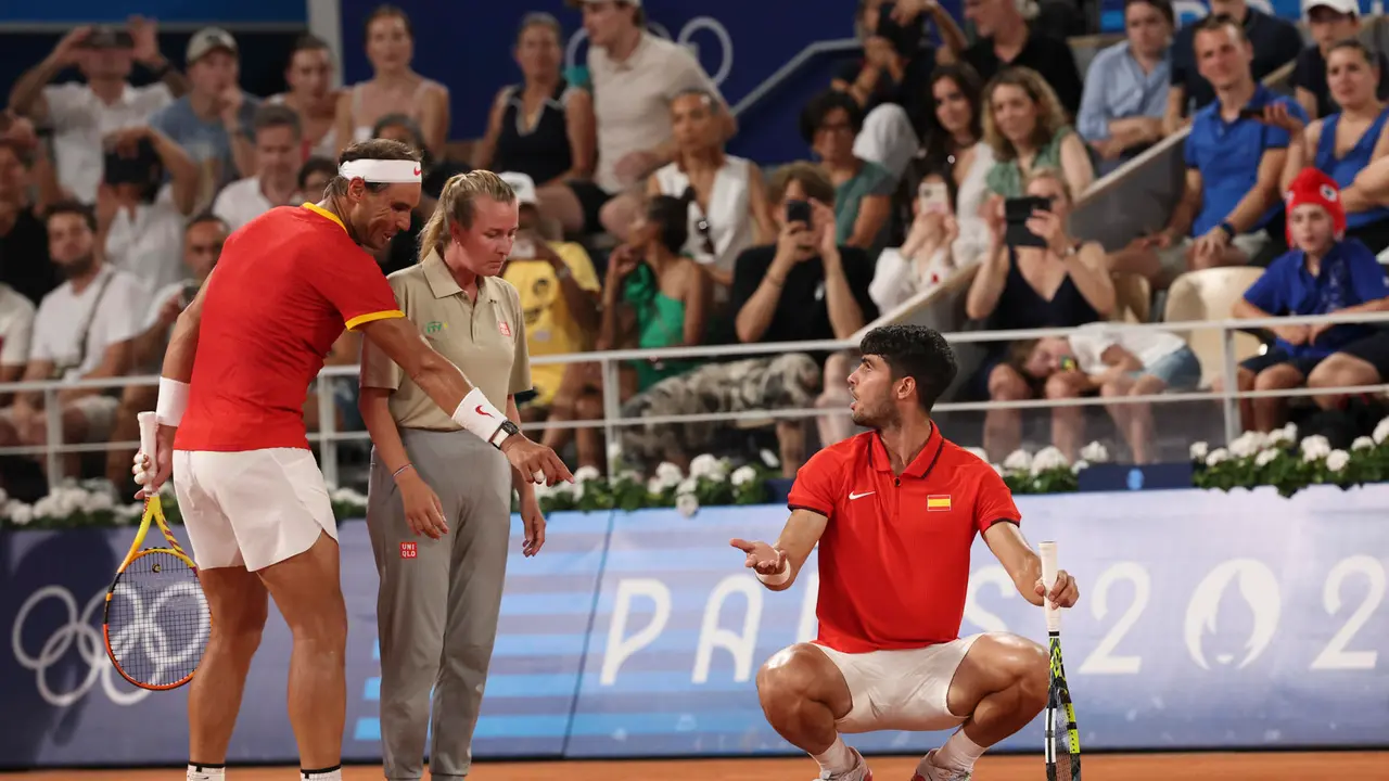 Los tenistas espa&ntilde;oles Rafa Nadal (i) y Carlos Alcaraz conversan con la juez de l&iacute;nea durante los cuartos de final de dobles masculinos de tenis de los Juegos Ol&iacute;mpicos de Par&iacute;s 2024, ante los estadounidenses Austin Krajicek y Rajee Ram en el complejo de tenis Roland Garros de Par&iacute;s. EFE/ Juanjo Mart&iacute;n