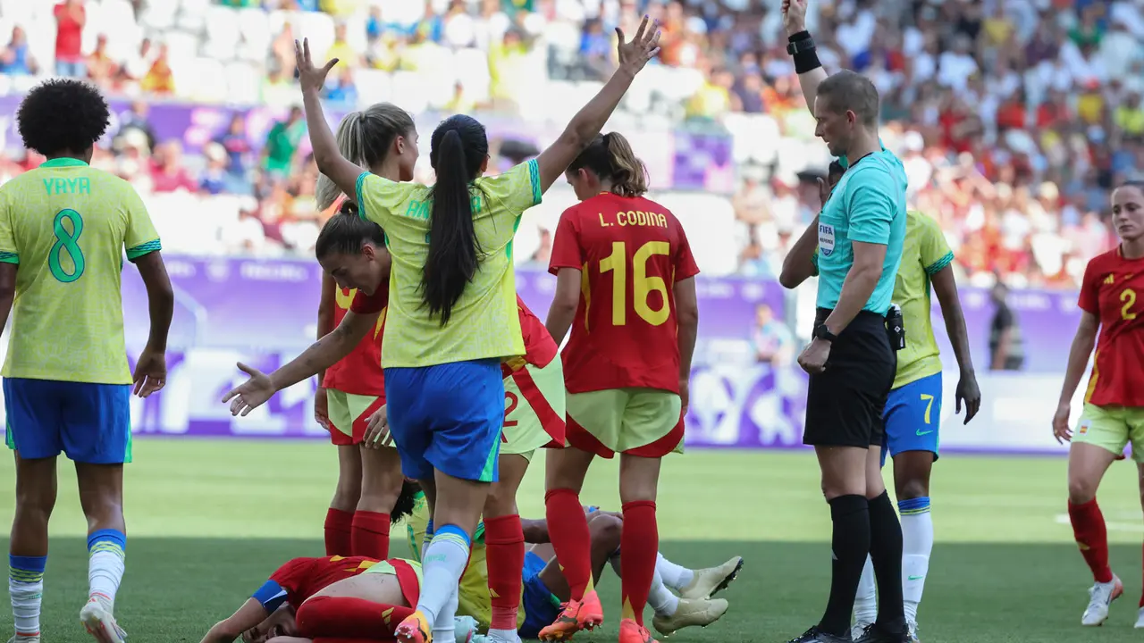 El &aacute;rbitro del encuentro Espen Nor (d) saca tarjeta roja a la delantera brasile&ntilde;a Marta tras la falta realizada a la defensa espa&ntilde;ola Olga Carmona este mi&eacute;rcoles, en el partido del Grupo C de F&uacute;tbol Femenino de los Juegos Ol&iacute;mpicos de Par&iacute;s 2024, entre Brasil y Espa&ntilde;a, celebrado en el Estadio de Burdeos (Francia). EFE/ Kiko Huesca