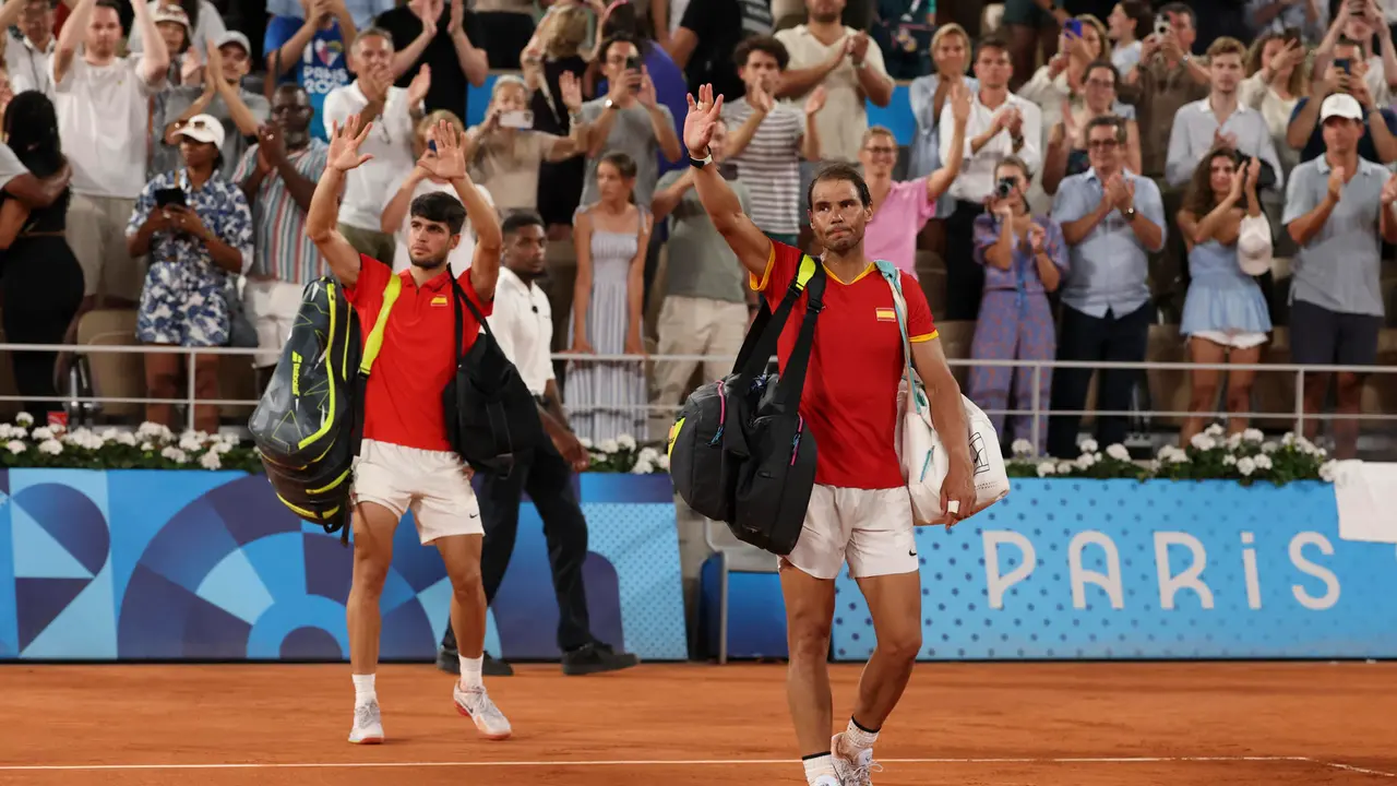 Los tenistas espa&ntilde;oles Rafa Nadal (d) y Carlos Alcaraz saludan tras perder ante los estadounidenses Austin Krajicek y Rajee Ram en los cuartos de final de dobles masculinos de tenis de los Juegos Ol&iacute;mpicos de Par&iacute;s 2024, en el complejo de tenis Roland Garros de Par&iacute;s. EFE/ Juanjo Mart&iacute;n