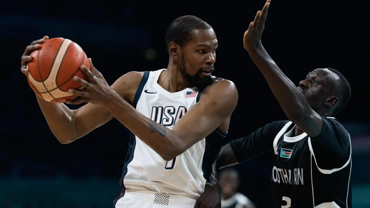 El jugador de USA Kevin Durant (I) en acci&oacute;n ante Majok Deng, de Sud&aacute;n del Sur, durnte el partido del grupo C que han jugado en el Pierre Mauroy Stadium en Villeneuve-d'Ascq, Francia. EFE/EPA/ALEX PLAVEVSKI