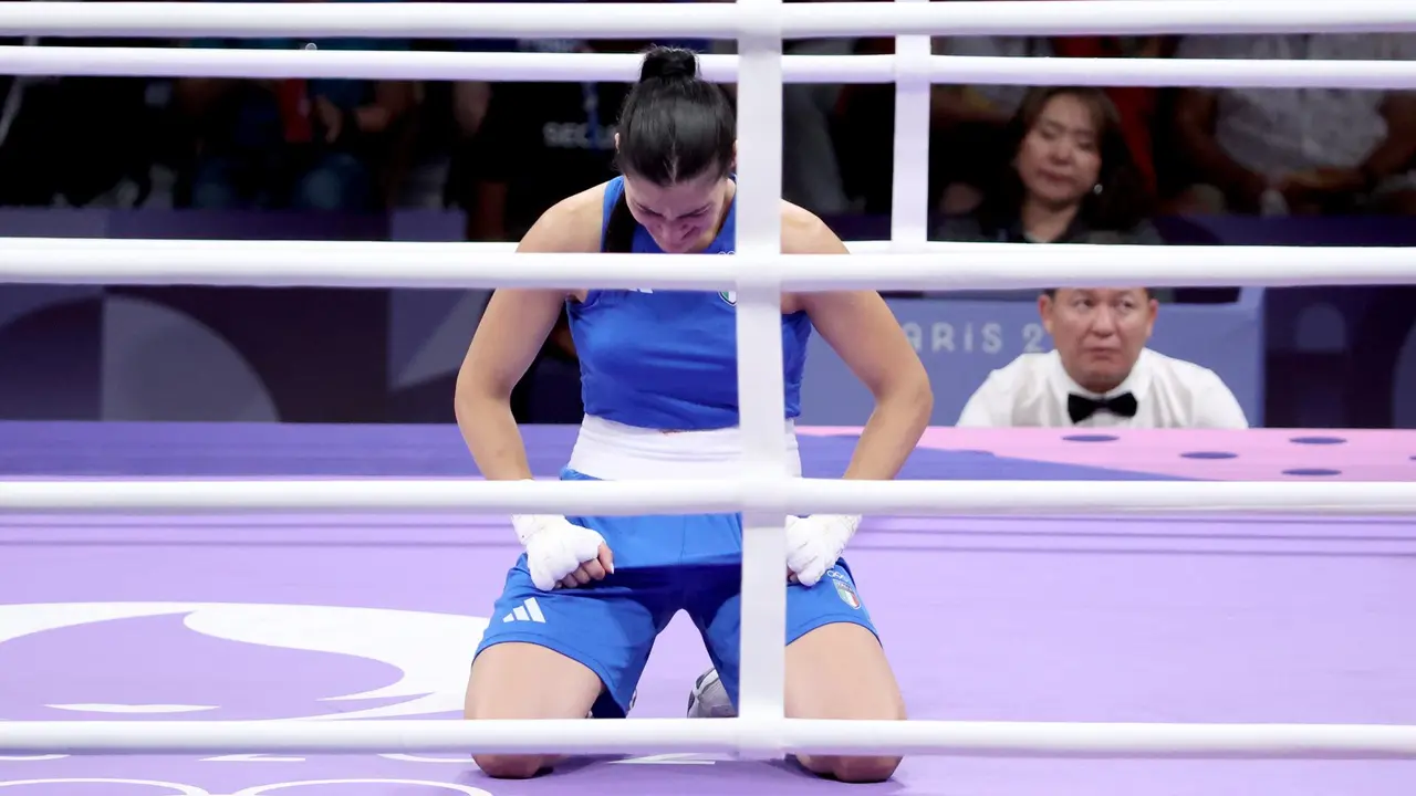 La boxeadora italiana Angela Carini llora tras retirarse en la categor&iacute;a 66kg ante la argelina Imane Khelif en el North Paris Arena en Villepinte, Francia. EFE/EPA/YAHYA ARHAB