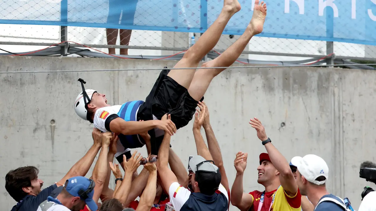 El pirag&uuml;ista Pau Echaniz es manteado tras la prueba de kayak masculina que se ha disputado en el Vaires-sur-Marne Nautical Stadium, en Vaires-sur-Marne,Francia.EFE/EPA/ALI HAIDER