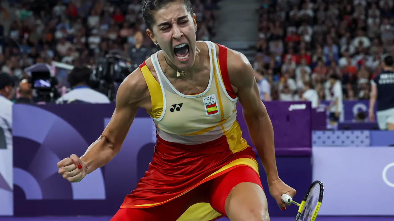 -La espa&ntilde;ola Carolina Mar&iacute;n celebra su victoria ante la estadounidense Beiwen Zhang en el partido de octavos de final individual femenino celebrado en el marco de los Juegos Ol&iacute;mpicos, en Par&iacute;s, Francia. EFE/ Kiko Huesca