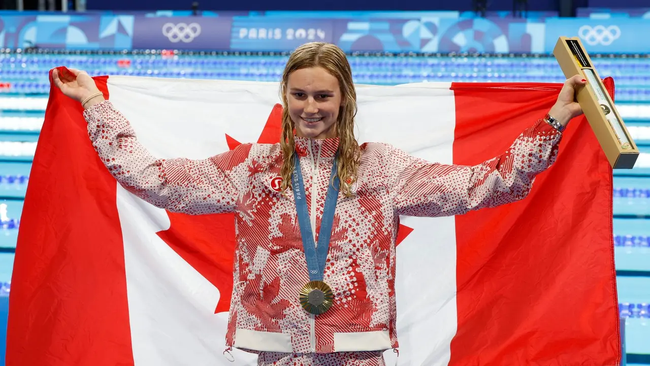 La joven canadiense Summer McIntosh, de tan s&oacute;lo 17 a&ntilde;os en la piscina de La Defense Arena en Paris, Francia. EFE/EPA/FRANCK ROBICHON