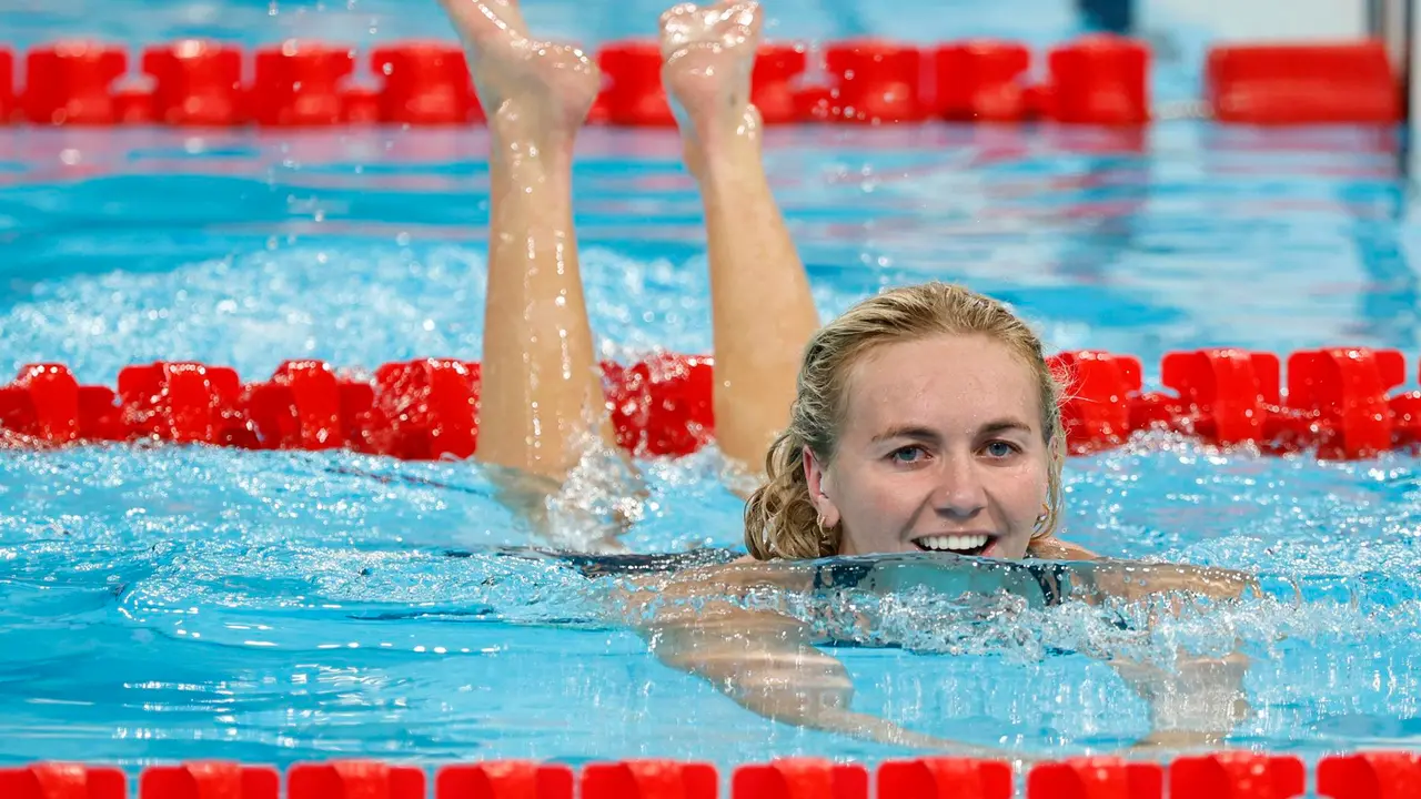 Ariarne Titmus se colg&oacute; la medalla de oro en la prueba del relevo femenino de 4x200 libre de los Juegos Ol&iacute;mpicos de Par&iacute;s. EFE/EPA/FRANCK ROBICHON